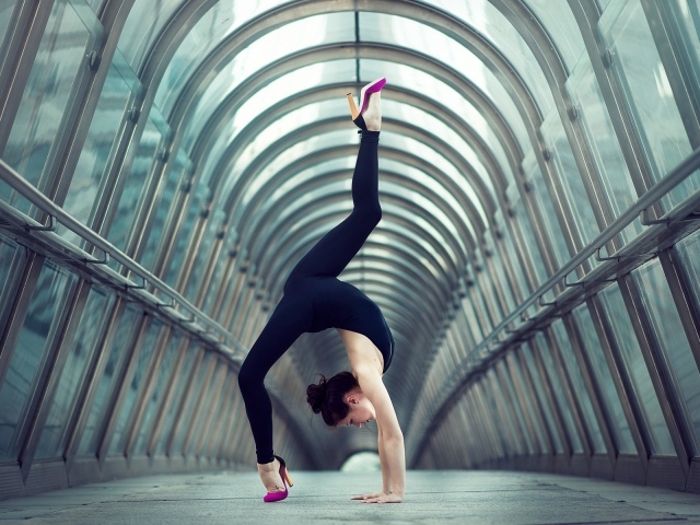 Гимнастка делает упражнение в галерее