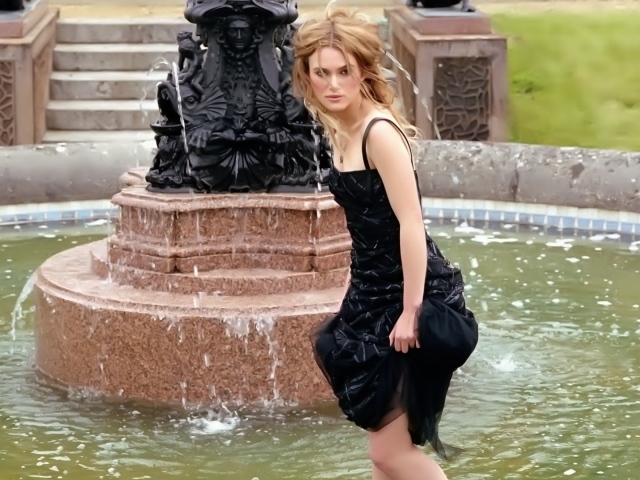 Кира Найтли в фонтане