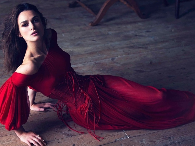 Кира Найтли в красном платье на полу