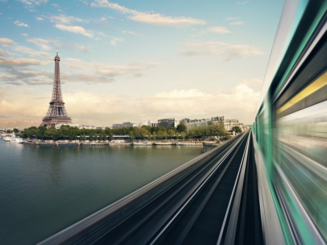 Фото Эйфелевой башни из окна поезда