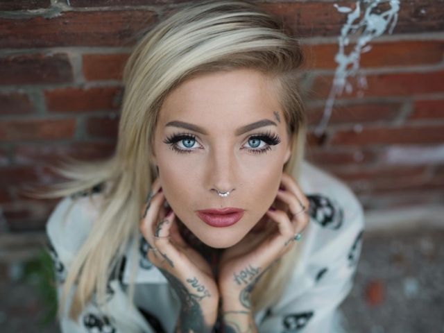 Пирсинг кольцо в носу у блондинки