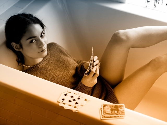 Ванесса Хадженс позирует в ванной