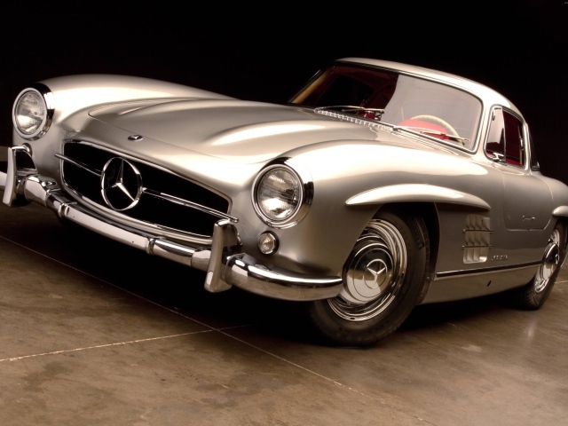 Серебристый ретро автомобиль Mercedes Benz 300 SL