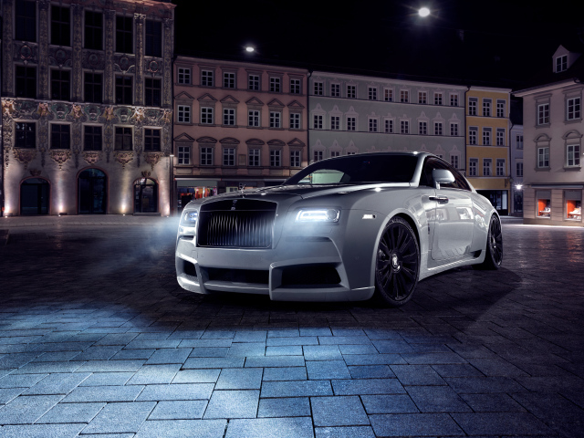 Стильный белый автомобиль Rolls-Royce Wraith вечером