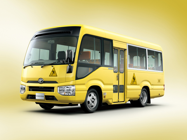 Желтый школьный автобус Toyota Coaster, 2017