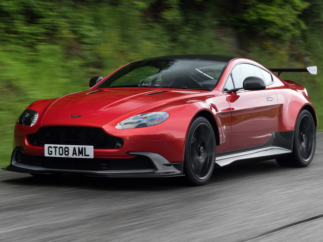 Красный спортивный автомобиль Aston Martin Vantage GT8 на скорости