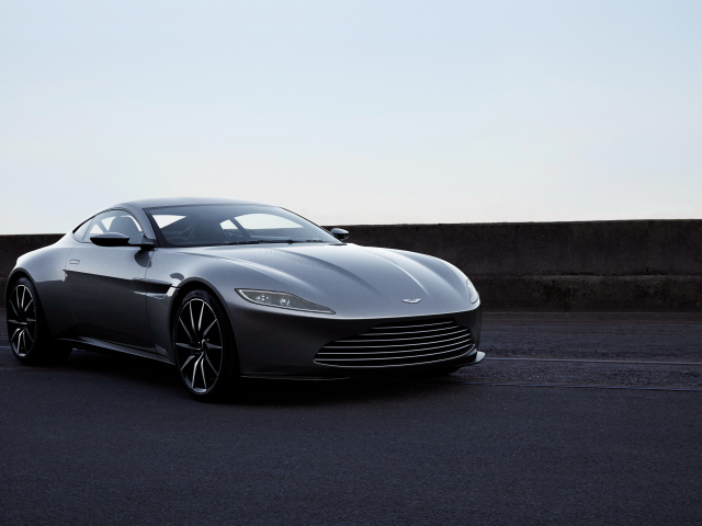 Серебристый автомобиль  Aston Martin Vantage, 2017