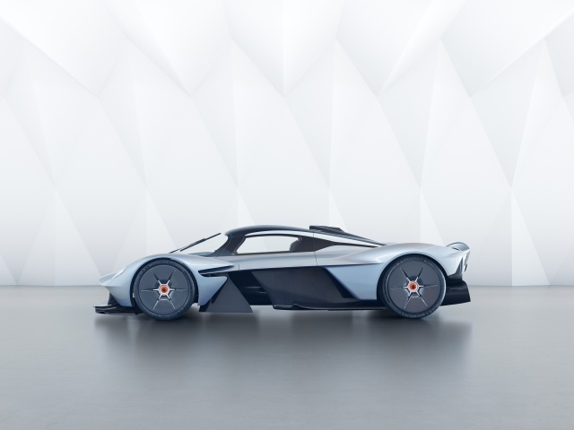 Серебристый спортивный автомобиль Aston Martin Valkyrie