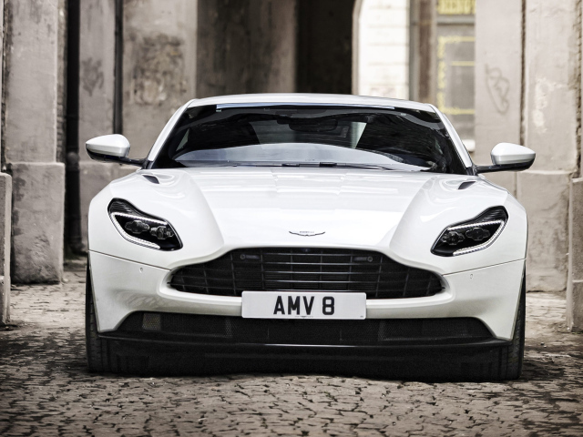 Белый автомобиль Aston Martin DB11 V8 вид спереди