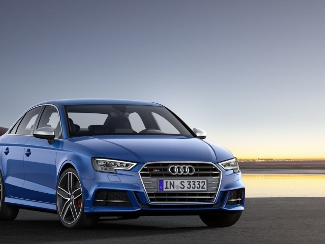 Синий Audi A3 модель 2017 года