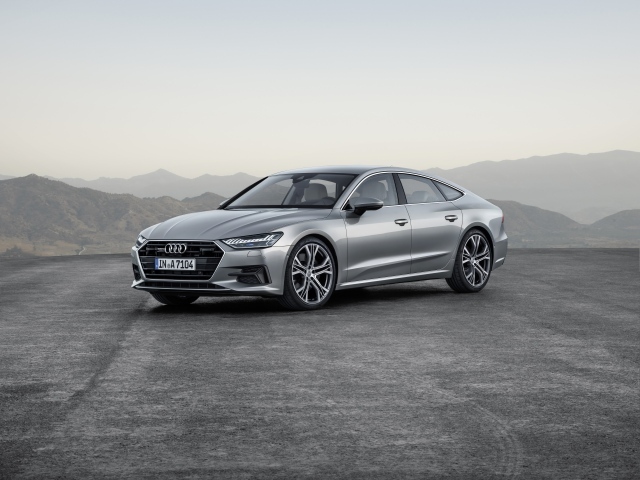 Стильный серебристый автомобиль Audi A7