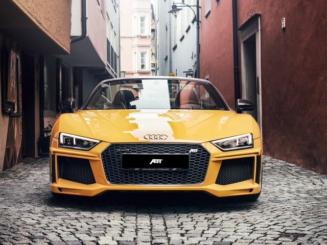 Желтый спортивный автомобиль ABT Audi R8 Spyder, 2017 на улицах города