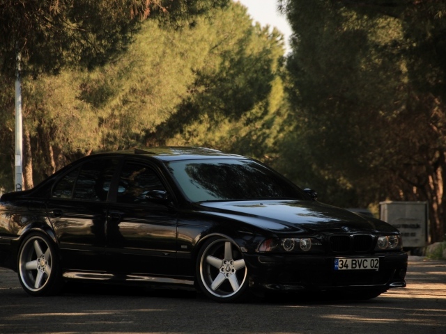 Черный автомобиль BMW M5 E39 
