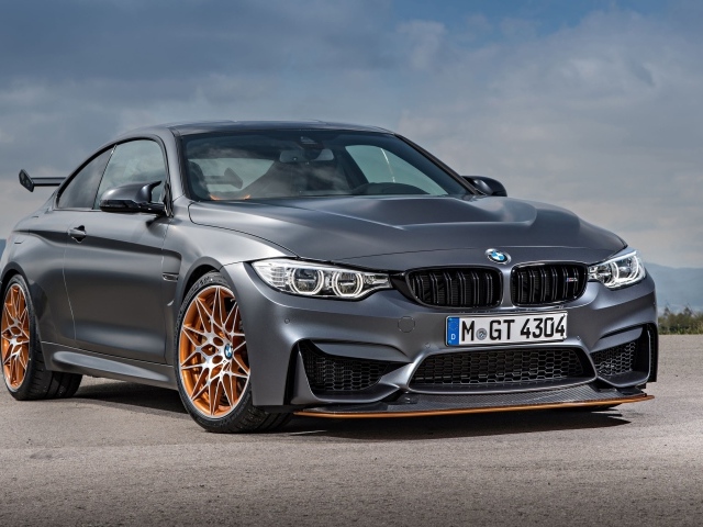 Серебристый автомобиль BMW M4 GTS, 2017 