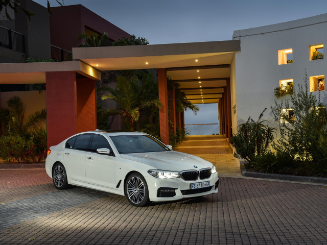 Белый автомобиль BMW 530d Sedan M Sport, 2017 года у дома 