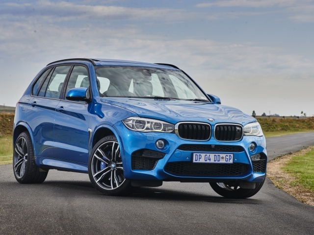 Синий кроссовер BMW F85 на дороге