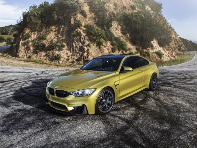 Автомобиль BMW F82  цвет золотой металлик на трассе