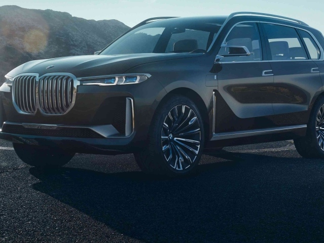 Стильный черный внедорожник BMW X7, 2018