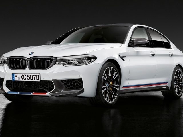 Белый автомобиль BMW M5 M Performance Parts, 2018