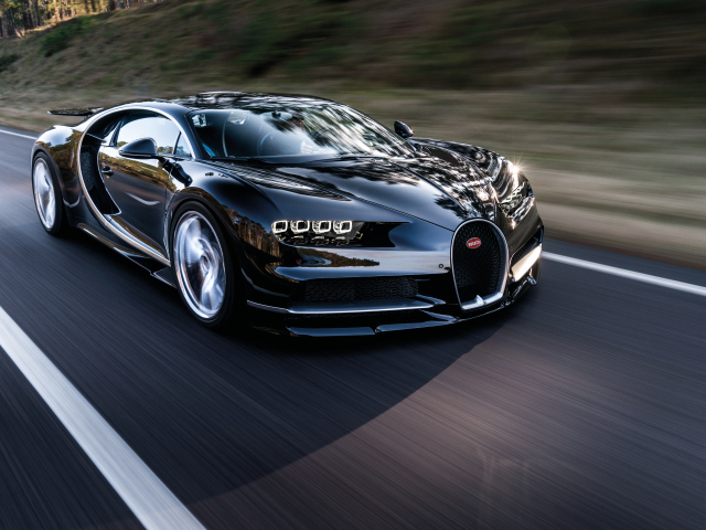 Черный быстрый автомобиль Bugatti Chiron на трассе