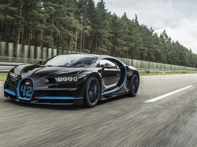 Спортивный автомобиль Bugatti Chiron на скорости