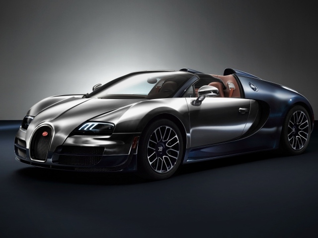 Стильный серебристый автомобиль Bugatti Veyron Grand
