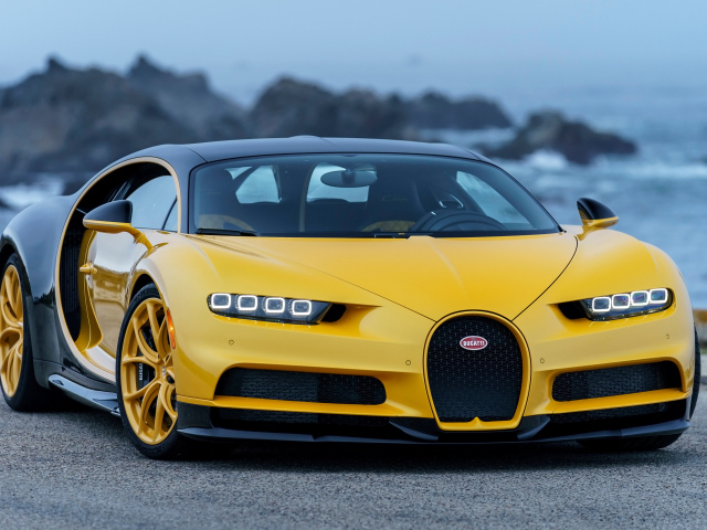 Желтый спортивный автомобиль Bugatti Chiron, 2018