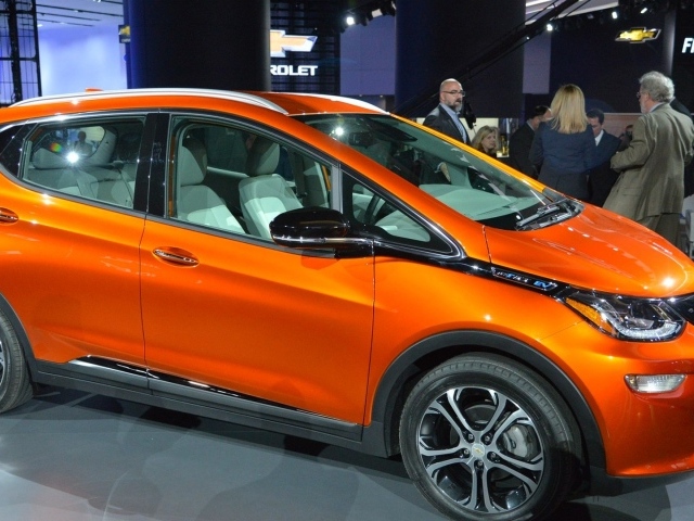 Оранжевый Chevrolet Bolt EV модель  2017 года 