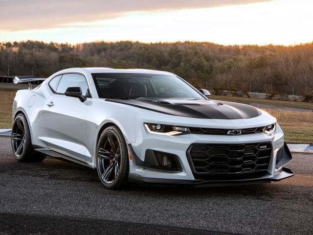 Белый автомобиль  Chevrolet Camaro ZL1 1LE, 2018 на фоне заката