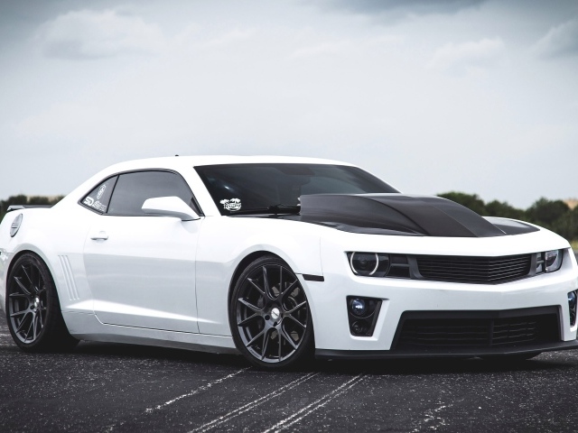 Белый спортивный автомобиль Chevrolet Camaro SS 