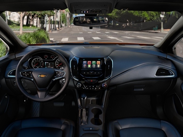 Черный кожаный салон Chevrolet Cruze 2017 хэтчбек