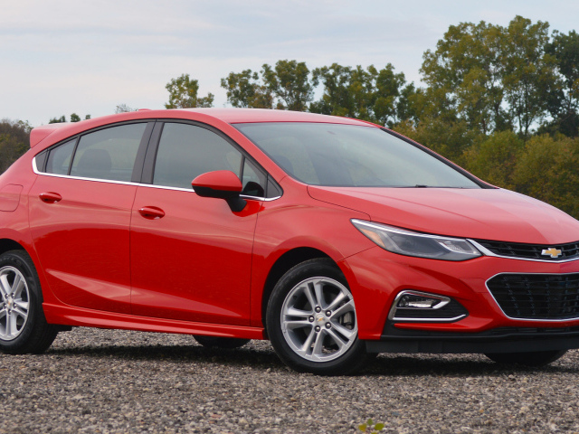 Красный Chevrolet Cruze Hatchback 2017 года 