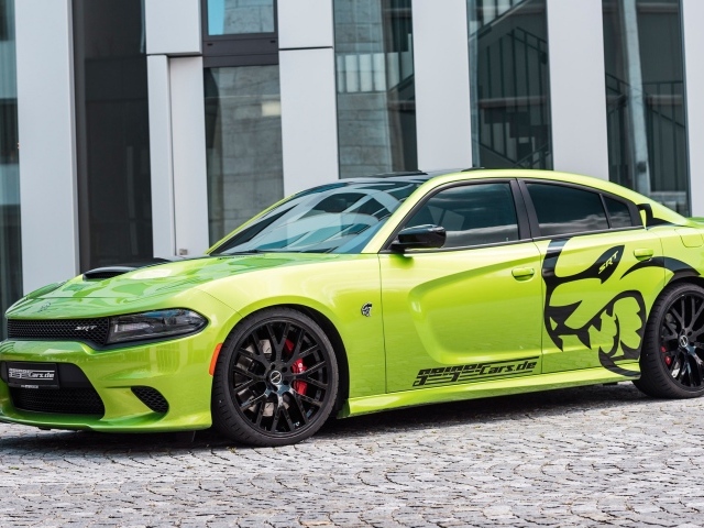 Зеленый автомобиль Dodge Charger SRT 