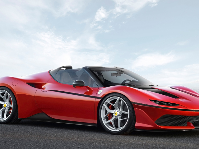 Красный спортивный автомобиль Ferrari J50