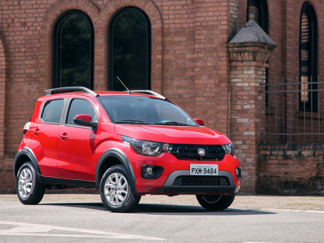 Красный автомобиль Fiat Mobi Way у здания