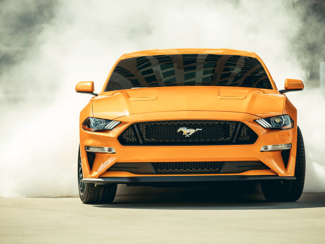 Оранжевый автомобиль Ford Mustang, 2018 вид спереди