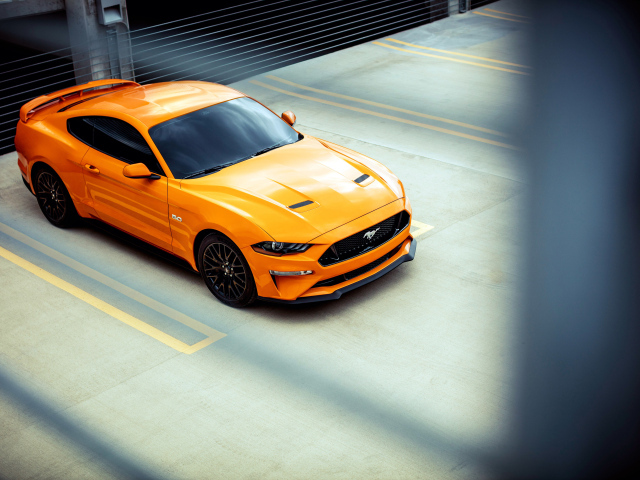 Оранжевый быстрый автомобиль Ford Mustang, 2018 вид сверху