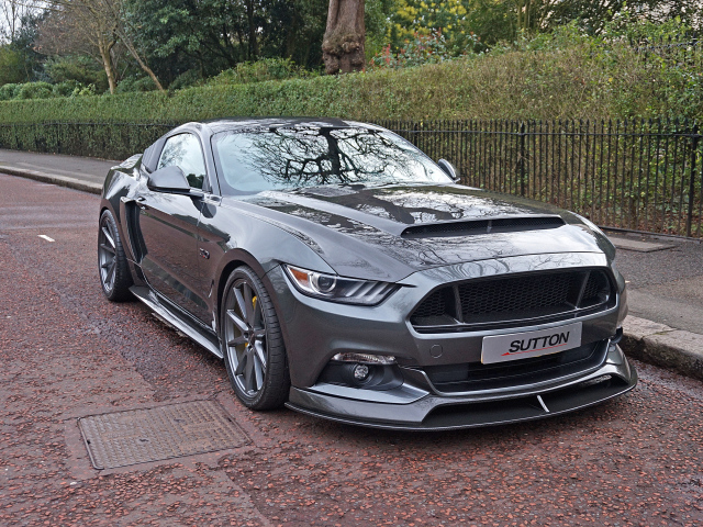 Серебристый автомобиль Ford Mustang CS800, 2017 