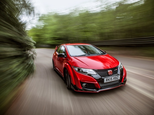 Красный автомобиль Honda Civic,  2017 на трассе 