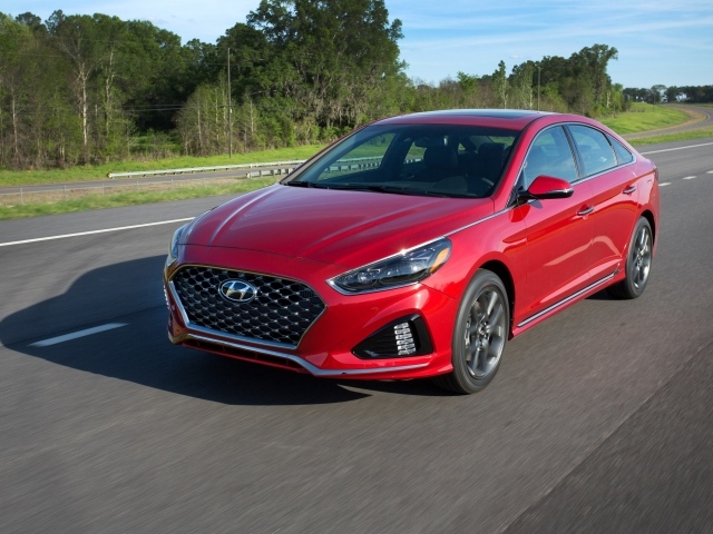 Красный автомобиль Hyundai Sonata Sport, 2018 на трассе 