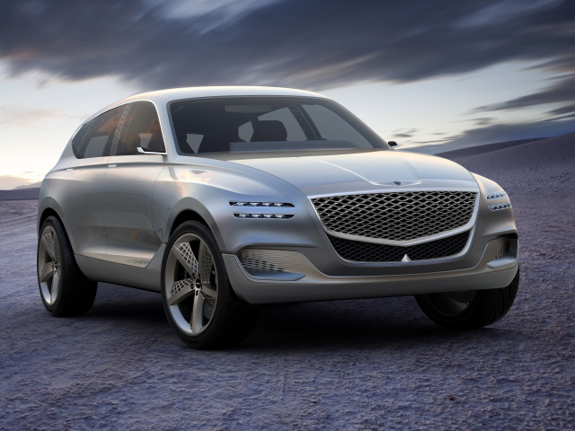 Серебристый автомобиль Hyundai Genesis GV80 