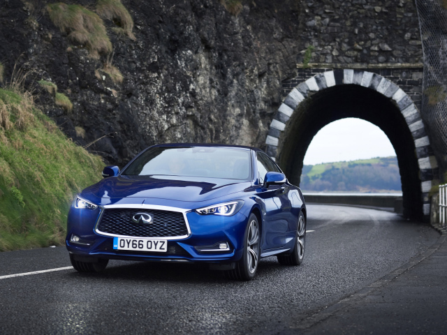 Синий автомобиль Infiniti Q60 выезжает из тоннеля 