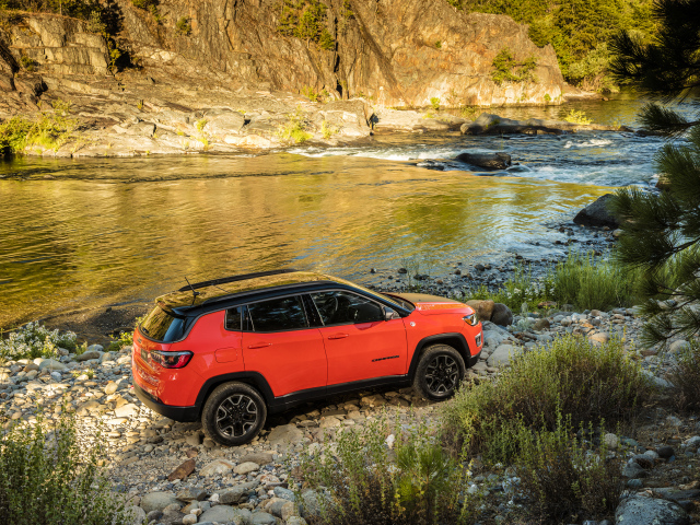 Красный Jeep Compass Trailhawk, 2017  на берегу 