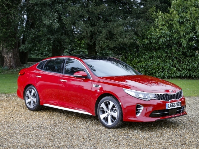 Красный автомобиль KIA Optima GT Line S, 2017 