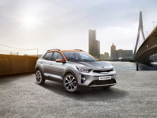 Серебристый кроссовер Kia Stonic, 2018  у воды