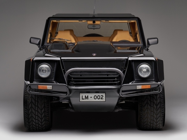 Черный автомобиль Lamborghini LM002 на сером фоне