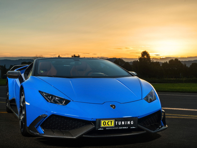 Синий скоростной автомобиль Lamborghini Huracan