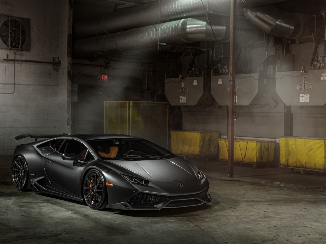 Быстрый серебристый автомобиль Lamborghini Huracan 