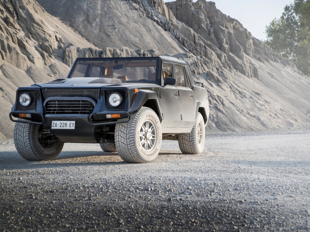 Внедорожник  Lamborghini LM002 на фоне гор