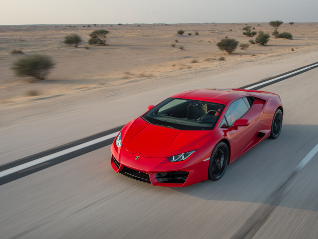 Красный спортивный автомобиль Lamborghini Huracan, LP 580-2 на трассе